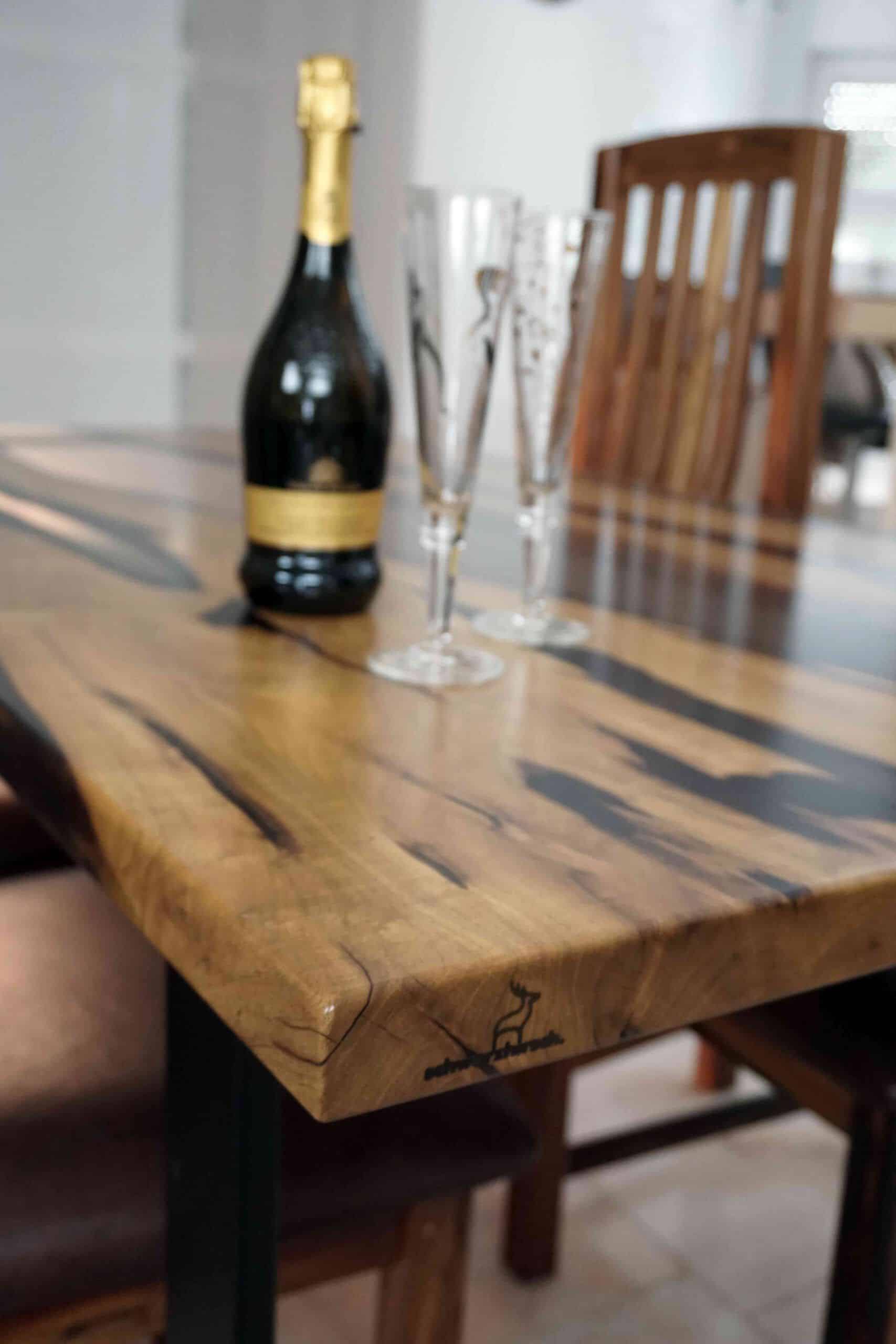 Esstisch 'Schauinsland' Esstisch 'Schauinsland' mit Champagner gedeckt