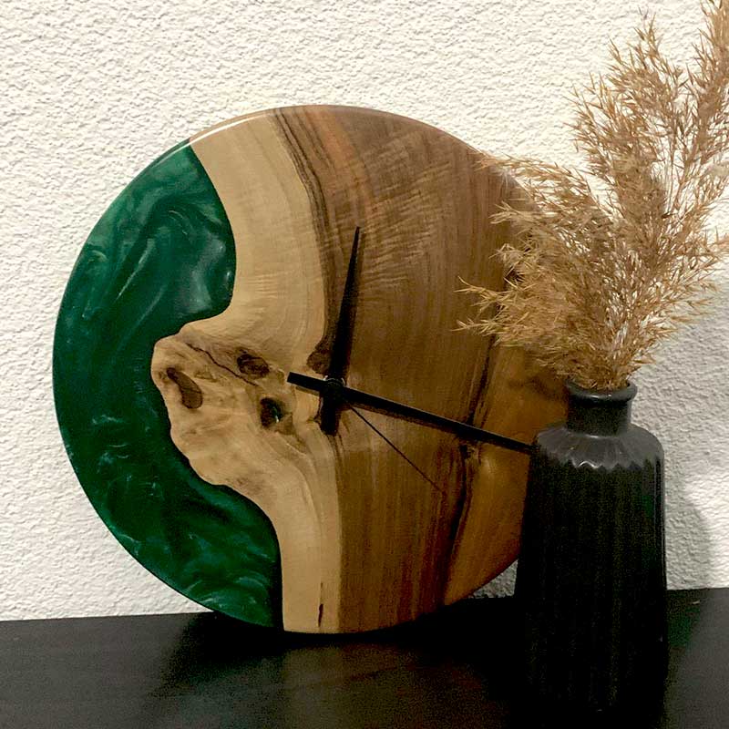 schwarzhirsch-Uhr-smaragd schwarzhirsch Uhr smaragd Uhr Feldsee | Epoxidharzuhr aus Eiche