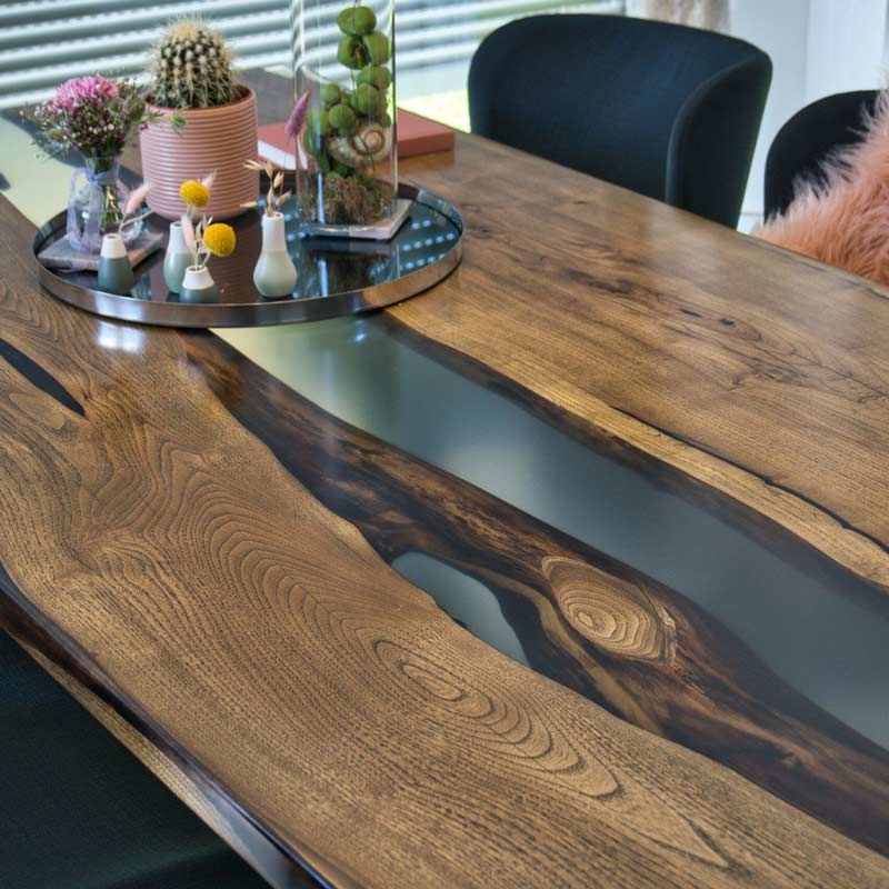 schwarzhirsch Epoxidharztisch aus Massivholz