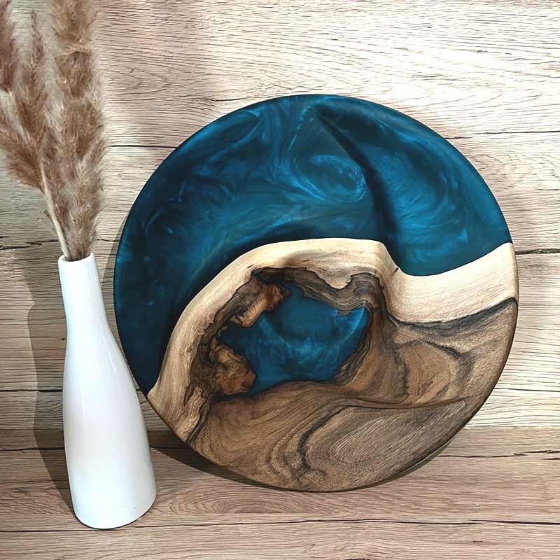 schwarzhirsch-Servierteller-blau-pigmentiert-blau schwarzhirsch Servierteller aus Massivholz & Epoxidharz