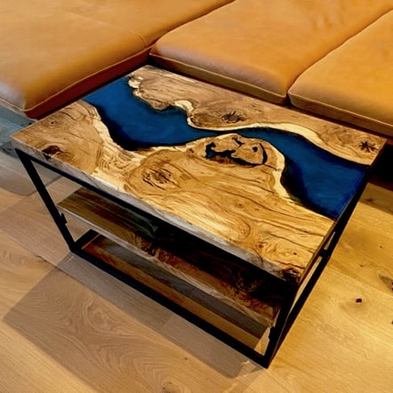 Couctisch_Roetenbach_seitlich_blau Couctisch Roetenbach seitlich blau Couchtisch Bergbach | Epoxidharztisch aus Eiche