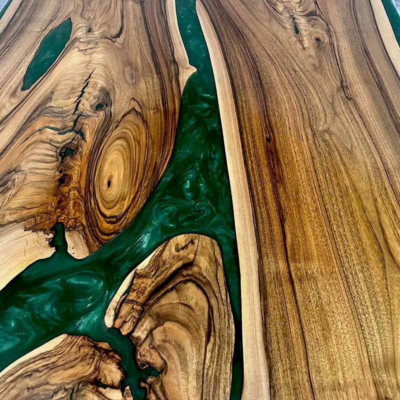 Esstisch-Schwarzwaldmoos-Nussbaum-smaragd-(1) Epoxidharztisch kaufen Nussbaum