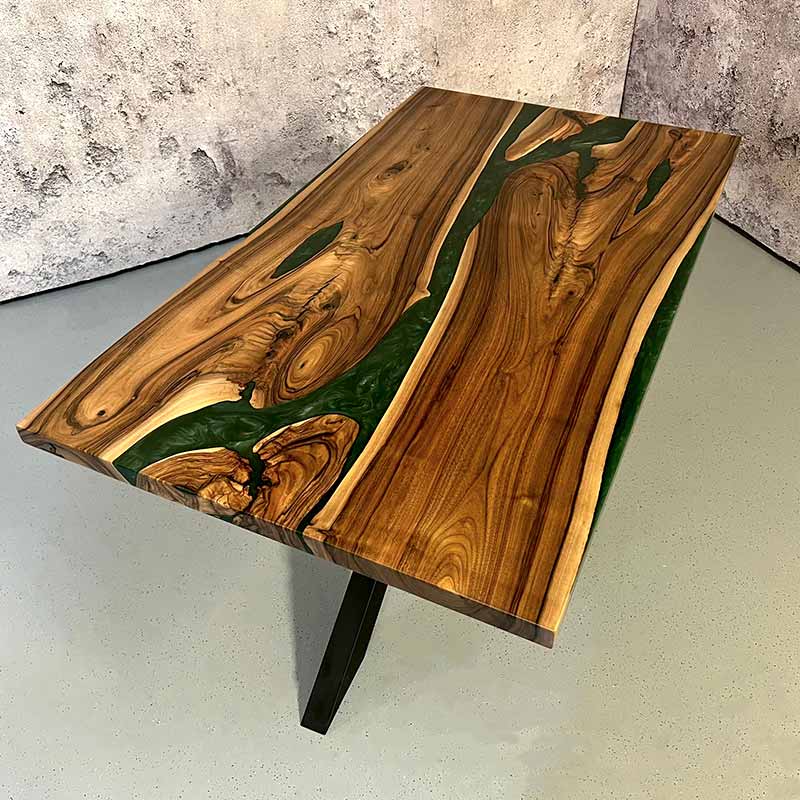 Esstisch-Schwarzwaldmoos-smaragd-Nussbaum Epoxidharztisch kaufen Nussbaum
